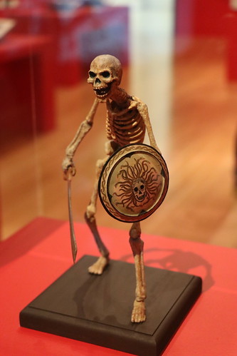 Yksi luurankosotilaista Taistelu kultaisesta taljasta - elokuvasta - Ray Harryhausen's Skeleton Warrior from Jason and the Argonauts by Dave Paterson is licensed under CC BY 2.0. To view a copy of this license, visit https://creativecommons.org/licenses/by/2.0/?ref=openverse.